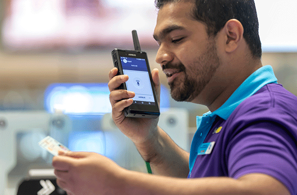 Customer-service-at-Dubai-airport-using-Tactilon-Dabat_600x394_2
