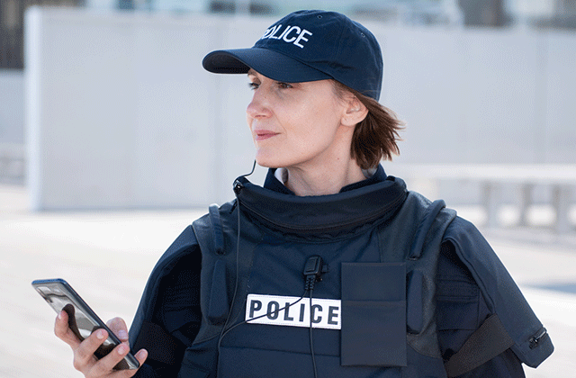 www.securelandcommunications.comhubfsA_PhotosCustomer-stories_640x420Police-woman-Tactilon-Agnet-800-smartphone_640x420